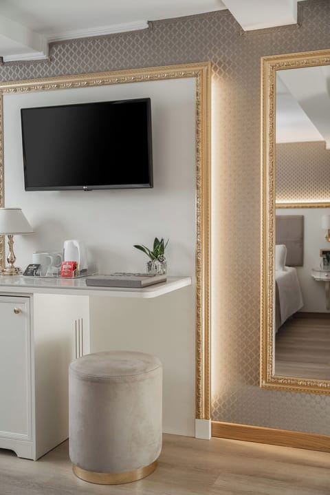 Classic Double Room | Hypo-allergenic bedding, down comforters, minibar, in-room safe