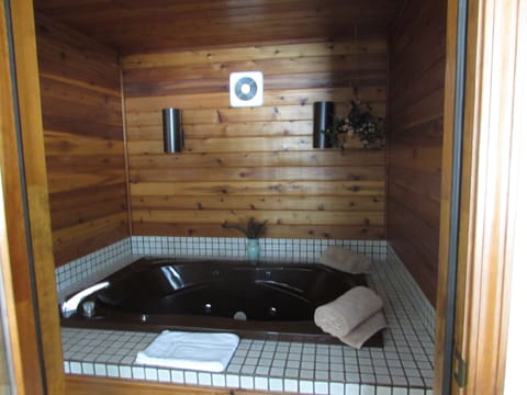 Soundproofing, free WiFi, bed sheets