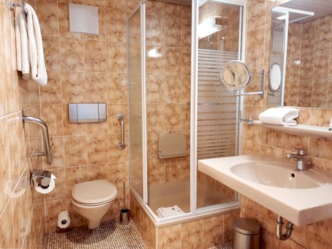 Superior Double or Twin Room | Bathroom | Eco-friendly toiletries, hair dryer, towels, soap