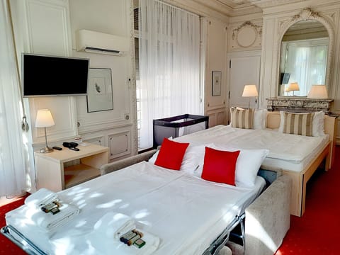 Family Double or Twin Room | Minibar, in-room safe, desk, free WiFi