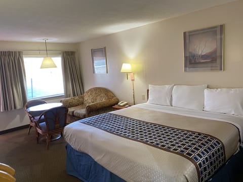 Standard Room, 1 King Bed, Non Smoking | Premium bedding, desk, soundproofing, WiFi (free)