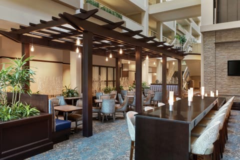 2 restaurants, dinner served