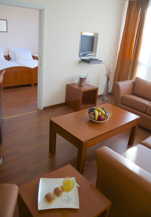 Family Studio with Free Parking | In-room safe, desk, iron/ironing board, free WiFi