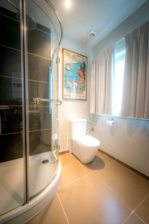 Deluxe Double Room, Ensuite, Garden View (Schiele) | Bathroom | Free toiletries, bathrobes, towels