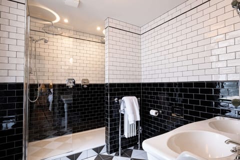 Suite, 1 Double Bed | Bathroom | Combined shower/tub, free toiletries, towels