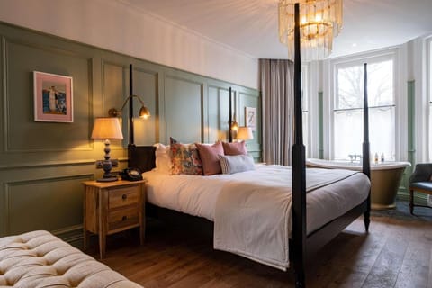 Minibar, desk, iron/ironing board, free WiFi