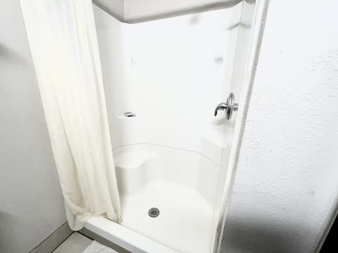 Standard Room, 2 Double Beds, Non Smoking | Bathroom | Combined shower/tub, free toiletries, towels