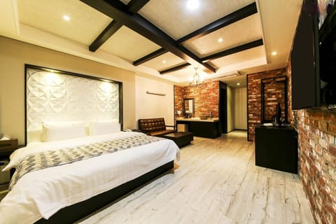 Luxury Deluxe Double | Free WiFi, bed sheets