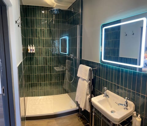 Superior Double Room, 1 King Bed | Bathroom | Designer toiletries, hair dryer, towels, soap