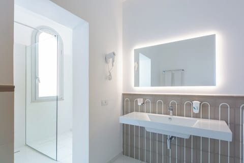 Deluxe Room, Balcony, Sea View | Bathroom | Shower, free toiletries, hair dryer, bathrobes