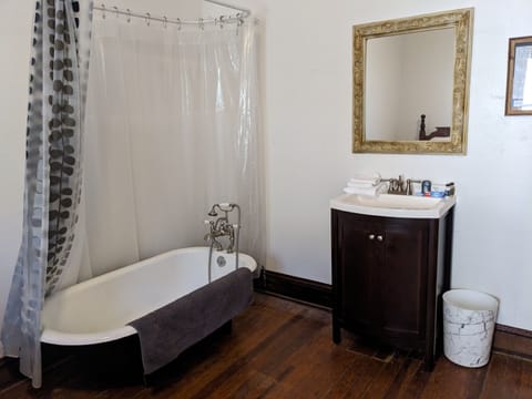 Private Bath, Queen Bed, w/ Tub | Bathroom | Free toiletries, hair dryer, towels, soap