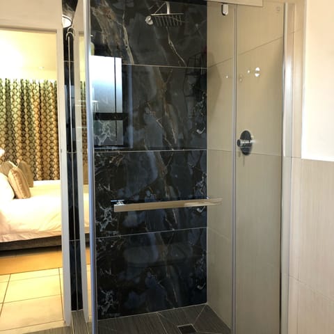 Superior Twin Room, Kitchenette | Bathroom | Free toiletries, hair dryer, towels