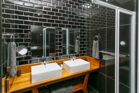 Double En-suite | Bathroom | Free toiletries, hair dryer, towels