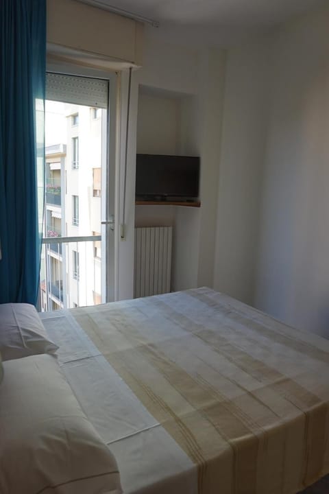 In-room safe, desk, free WiFi