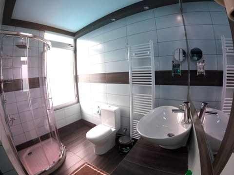 Superior Double Room | Bathroom shower
