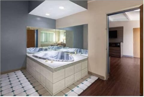 Junior Suite, 1 Bedroom, Non Smoking | Jetted tub