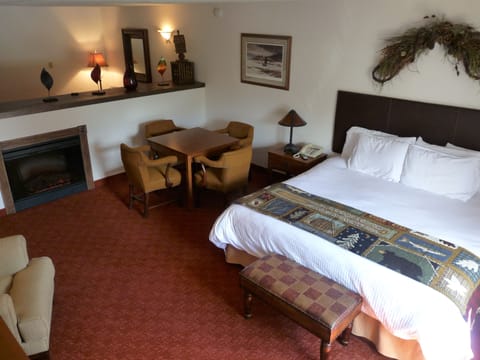 Executive Suite, 1 King Bed, River View | Soundproofing, iron/ironing board, free WiFi, bed sheets