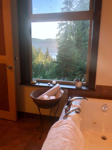 Deluxe Room, Balcony | Bathroom | Combined shower/tub, deep soaking tub, eco-friendly toiletries