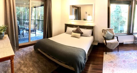 Deluxe Room, Balcony | Premium bedding, laptop workspace, iron/ironing board, free WiFi