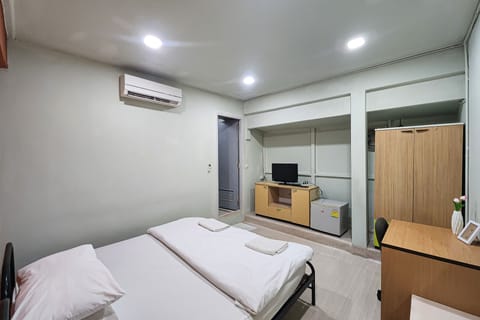 Standard Room | Desk, iron/ironing board, free WiFi, bed sheets