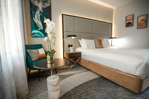 Executive Room | Desk, laptop workspace, blackout drapes, iron/ironing board