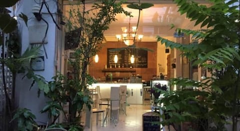 Deluxe Twin | Coffee shop