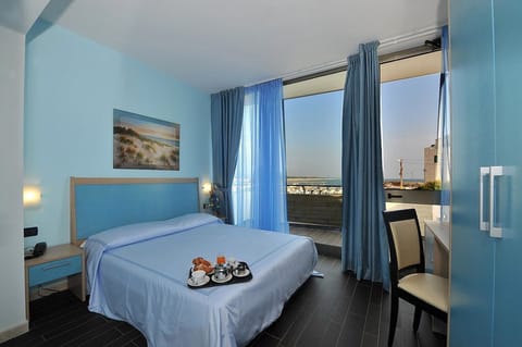 Standard Double Room | Minibar, in-room safe, desk, laptop workspace