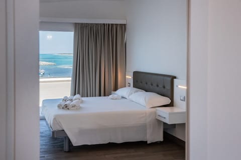 Superior Studio Suite | Minibar, in-room safe, desk, laptop workspace