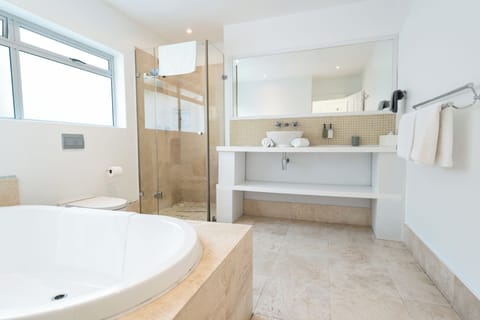 Garden View (5) | Bathroom | Shower, hair dryer, towels, soap