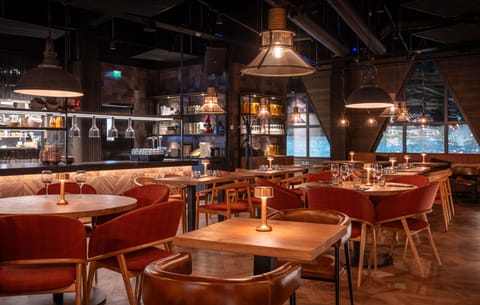 Breakfast, lunch, dinner served; pizza 