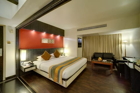 Suite Room | Minibar, in-room safe, individually furnished, desk