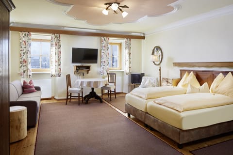 Basic Double Room | Desk, blackout drapes, free cribs/infant beds, free WiFi