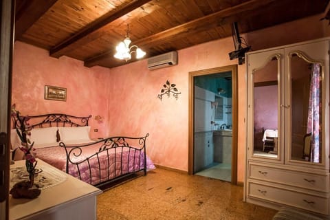 1 bedroom, premium bedding, minibar, in-room safe