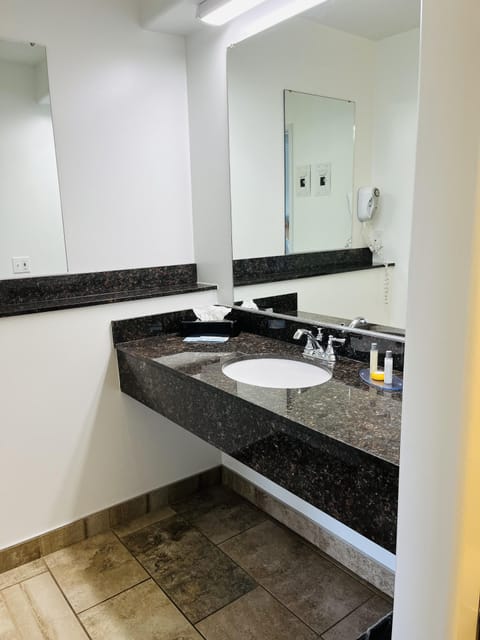 Combined shower/tub, rainfall showerhead, free toiletries, hair dryer