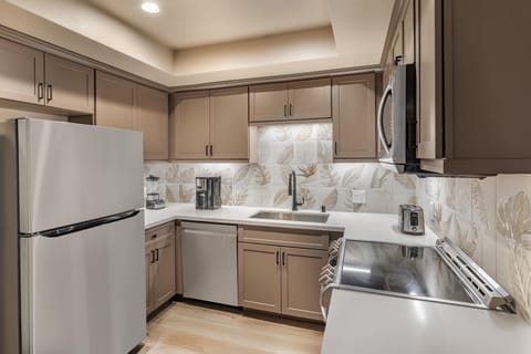 Full-size fridge, microwave, oven, stovetop