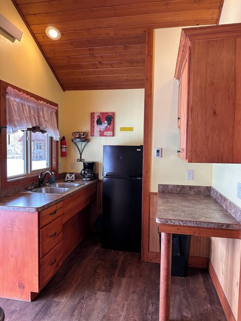 Deluxe Cabin, 1 Bedroom, Non Smoking, Mountain View | Private kitchen | Fridge, microwave, coffee/tea maker