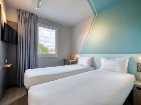 Twin Room, 2 Twin Beds | Premium bedding, desk, laptop workspace, blackout drapes