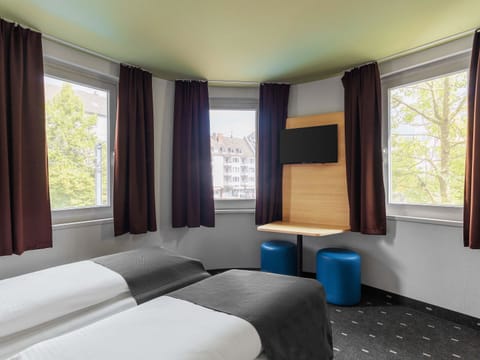 Desk, soundproofing, WiFi (free), bed sheets