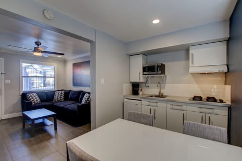 1 Bedroom Queen Suite with Kitchen | In-room dining