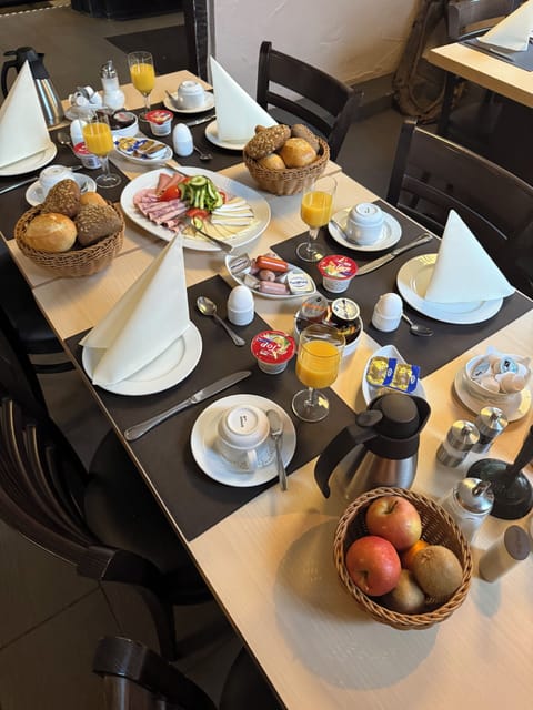 Daily continental breakfast (EUR 15.00 per person)