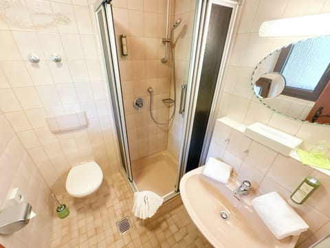 Double Room, Non Smoking | Bathroom | Free toiletries, bathrobes, towels