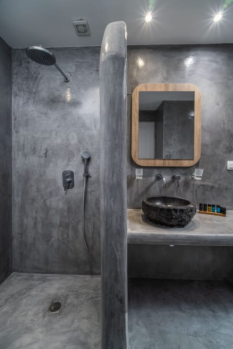 Premium Suite, Hot Tub (Caldera View) | Bathroom | Shower, rainfall showerhead, free toiletries, hair dryer