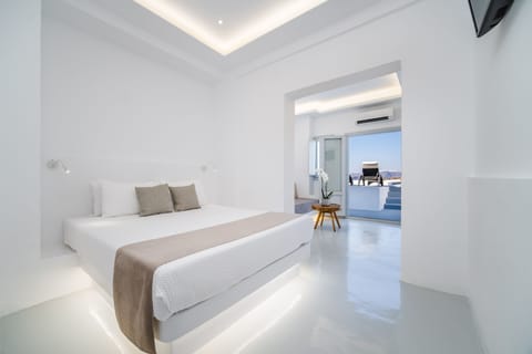 Deluxe Suite, Hot Tub (Caldera View) | Premium bedding, in-room safe, soundproofing, free WiFi