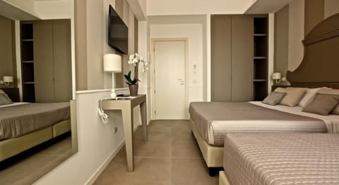 Triple Room | Desk, soundproofing, cribs/infant beds, free WiFi