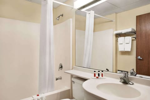 Combined shower/tub, free toiletries, towels