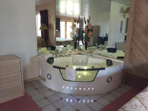 Room, 1 King Bed, Jetted Tub, Ground Floor | Desk, free WiFi, bed sheets