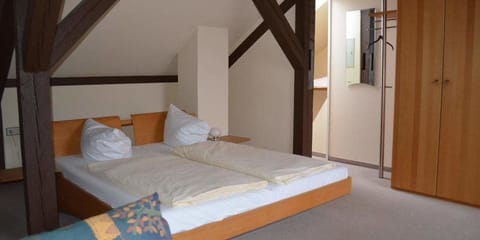 Family Room | Desk, free WiFi