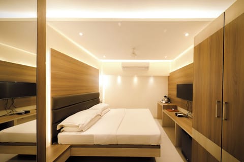 2 bedrooms, in-room safe, individually decorated, desk