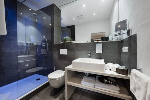 Superior Double Room, 1 Queen Bed, Balcony, Mountain View | Bathroom | Free toiletries, hair dryer, bathrobes, towels