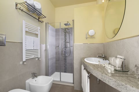 Deluxe Quadruple Room | Bathroom | Shower, free toiletries, hair dryer, bathrobes